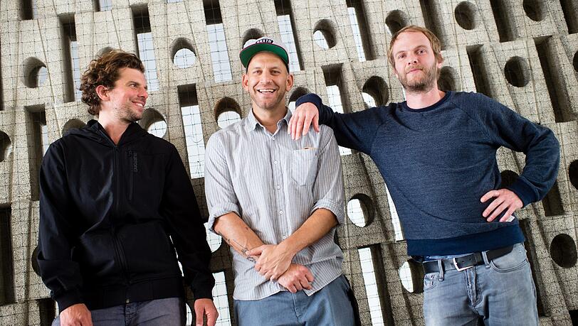 Zwei Löwen und ein Bayern-Fan (v.l.): Rüdiger Linhof, Florian Weber und Peter Brugger von der Indie-Rock-Band Sportfreunde Stiller. Zwei Löwen und ein Bayern-Fan (v.l.): Rüdiger Linhof, Florian Weber und Peter Brugger von der Indie-Rock-Band Sportfreunde Stiller.