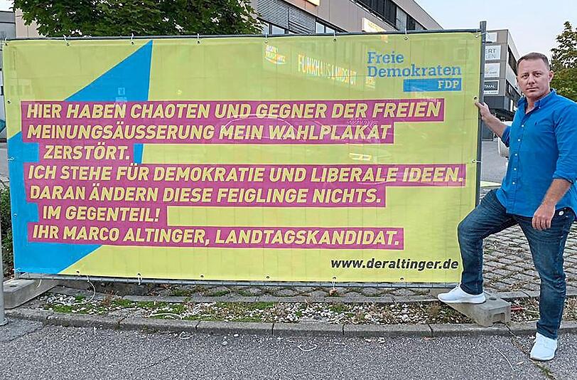 Der FDP-Landtagskandidat Marco Altinger mit dem neuen Banner nach dem angeblichen Bannerdiebstahl. Auch das ist mittlerweile einkassiert, von der Stadt.