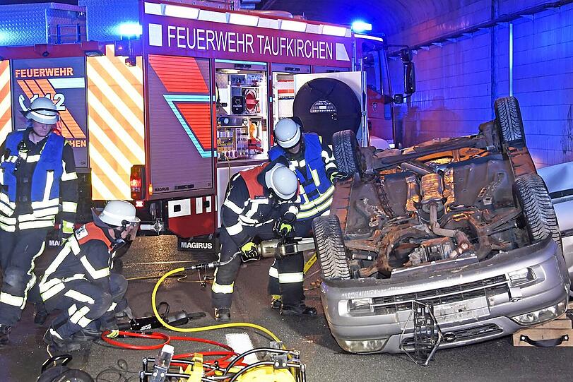 Sieht täuschend echt aus: Mehrere Fahrzeuge wurden für die Übung präpariert.