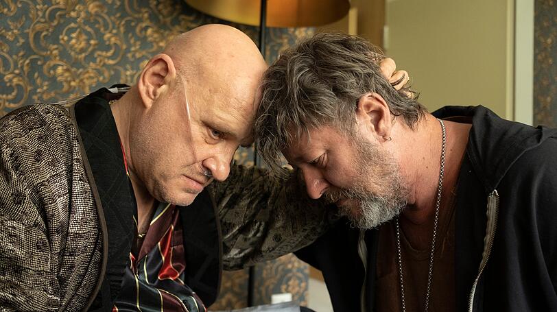 Egon Pohl (Christian Redl) und Michael Lübke (Michael Thomas) trauern.