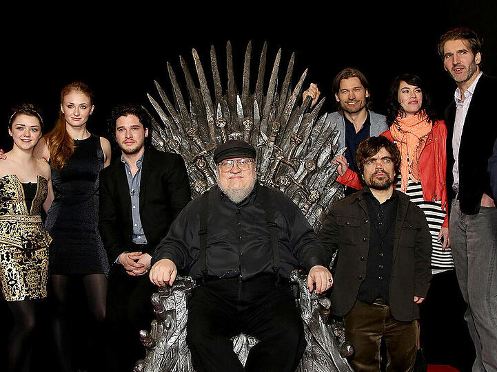 "Game of Thrones"-Schöpfer George R.R. Martin mit einem Teil der Besetzung