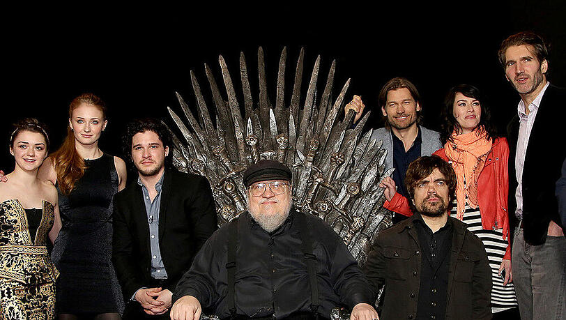 "Game of Thrones"-Schöpfer George R.R. Martin mit einem Teil der Besetzung "Game of Thrones"-Schöpfer George R.R. Martin mit einem Teil der Besetzung