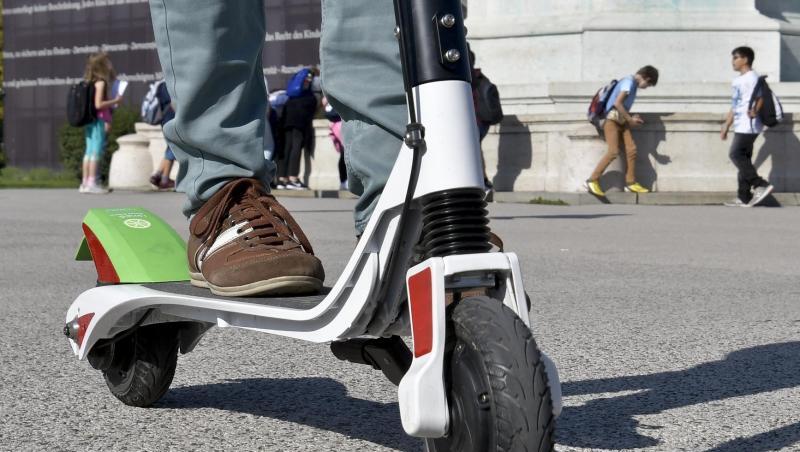 Bisher ist das Fahren mit Elektro-Rollern auf öffentlichen Straßen und Wegen verboten - die Erlaubnis wird aber seit längerem vorbereitet. Bisher ist das Fahren mit Elektro-Rollern auf öffentlichen Straßen und Wegen verboten - die Erlaubnis wird aber seit längerem vorbereitet.