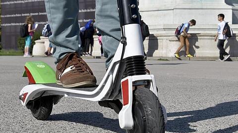 Bisher ist das Fahren mit Elektro-Rollern auf öffentlichen Straßen und Wegen verboten - die Erlaubnis wird aber seit längerem vorbereitet.