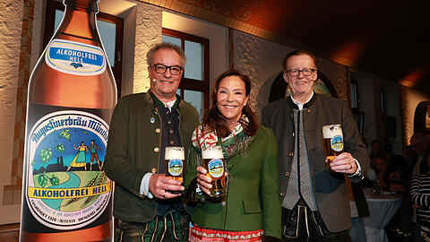 Präsentieren stolz den Neuzugang im Sortiment: Die Augustiner-Bosse Werner Mayer, Catherine Demeter und Martin Leibhard (v.l.).