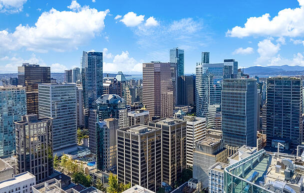 Thomas Müller lebt in einem Hochhaus in Vancouver-Downtown. Thomas Müller lebt in einem Hochhaus in Vancouver-Downtown.