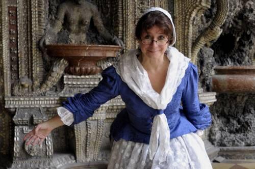 Hereinspaziert: Zofe Babette Bichler - im richtigen Leben Claudia Neumaier - führt stilecht durch die Residenz.