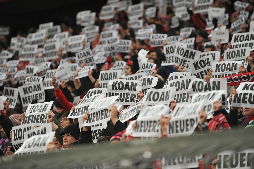 Die Bayern-Fans zeigen Flagge: Plakate gegen Manuel Neuer.