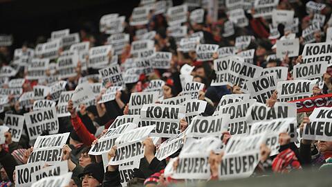Die Bayern-Fans zeigen Flagge: Plakate gegen Manuel Neuer.