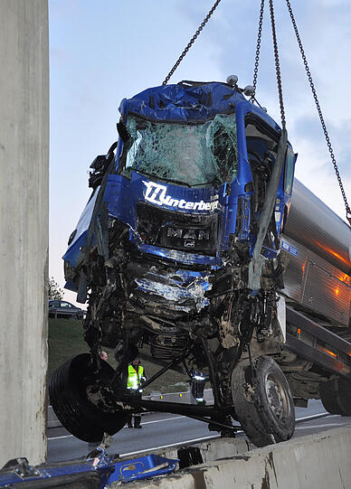 Ein Milch-Laster kracht bei Ampfing gegen einen Brückenpfeiler aus Beton.