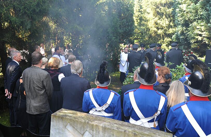Drei Salutschüsse ertönten auf dem Friedhof.