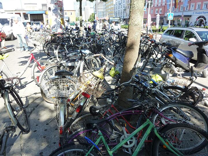 Die Bahn räumt auf: Am Hauptbahnhof werden alle Schrotträder eingesammelt.