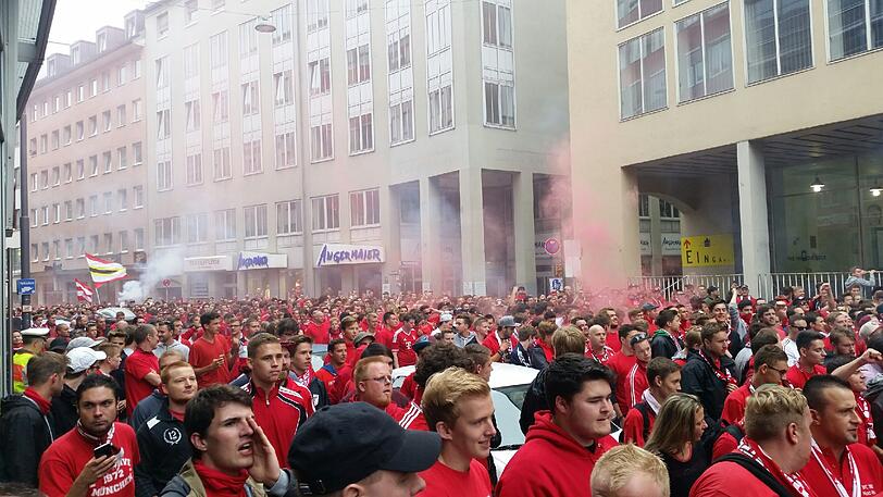 Derby-Stimmung in München: Unter Beobachtung der Polizei versammelten sich die Bayernfans am Vormittag im Tal. Vor dem Grünwalder Stadion kamen die Löwenfans dazu. Rund Tausend Polizisten sind im Einsatz.