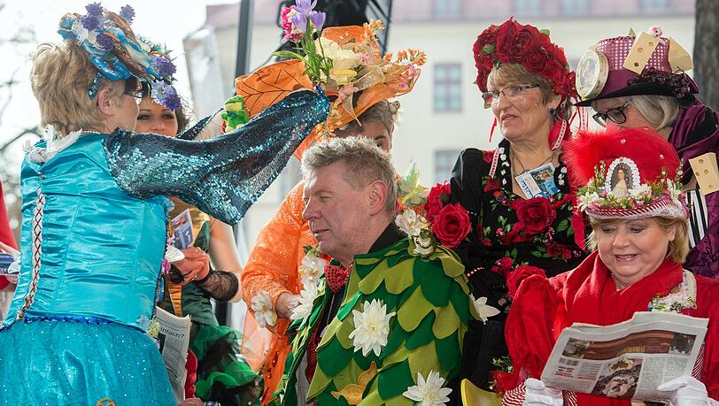 Buntes Treiben am Viktualienmarkt: Am Faschingsdienstag luden die Standl-Frauen zum Tanz der Marktweiber. Zum ersten Mal mittendrin: OB Dieter Reiter. Buntes Treiben am Viktualienmarkt: Am Faschingsdienstag luden die Standl-Frauen zum Tanz der Marktweiber. Zum ersten Mal mittendrin: OB Dieter Reiter.
