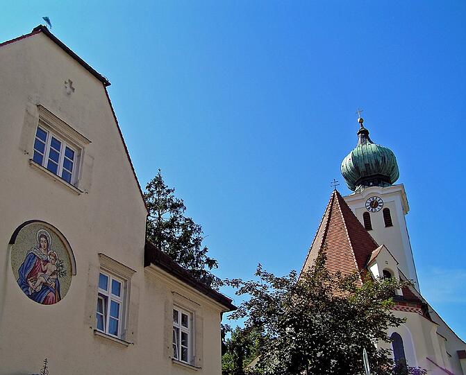 Im Innern von Maria Ramersdorf sind viele Kunstschätze verborgen.