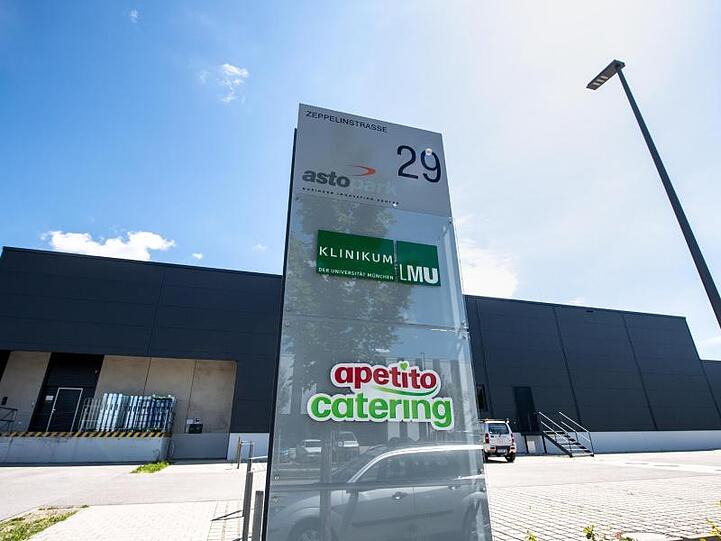 Die Logos vom Klinikum der LMU und von Apetito Catering vor einem Gebäude des Catering-Unternehmens. Foto: Matthias Balk/dpa/Archivbild