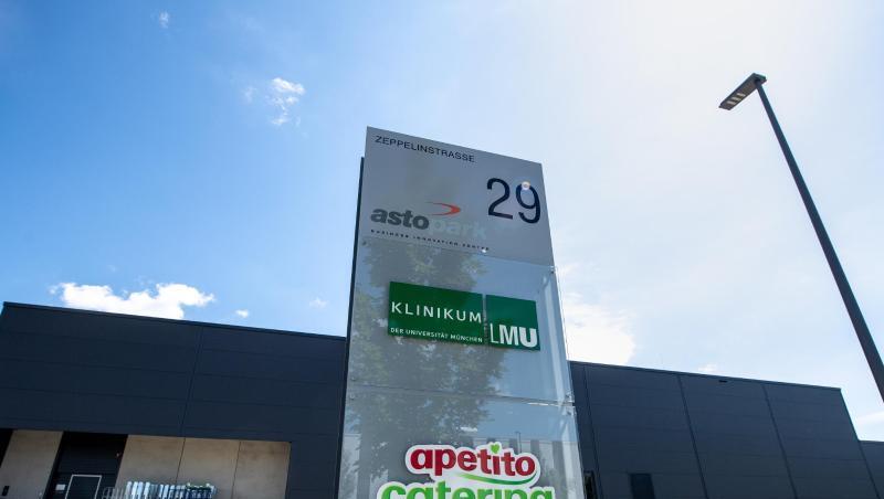 Die Logos vom Klinikum der LMU und von Apetito Catering vor einem Gebäude des Catering-Unternehmens. Foto: Matthias Balk/dpa/Archivbild Die Logos vom Klinikum der LMU und von Apetito Catering vor einem Gebäude des Catering-Unternehmens. Foto: Matthias Balk/dpa/Archivbild