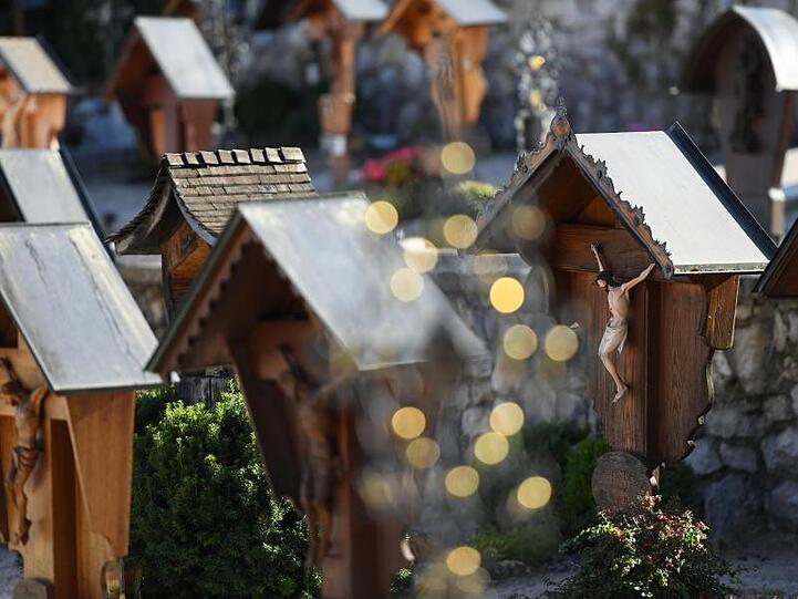 Verschiedene Holz- und Metallkreuze sind auf einem Friedhof zu sehen. Foto: Angelika Warmuth/dpa/Archivbild
