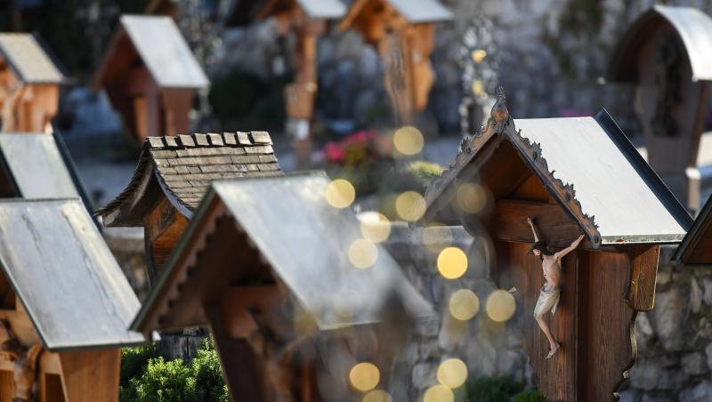 Verschiedene Holz- und Metallkreuze sind auf einem Friedhof zu sehen. Foto: Angelika Warmuth/dpa/Archivbild Verschiedene Holz- und Metallkreuze sind auf einem Friedhof zu sehen. Foto: Angelika Warmuth/dpa/Archivbild