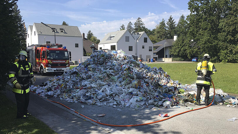 Ein brennender Müllberg hat am Mittwoch die Feuerwehr auf den Plan gerufen.