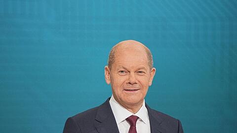 Kanzlerkandidat Olaf Scholz (SPD) im Triell-Fernsehstudio. In der Fernsehdebatte hat sich Scholz laut einer ZDF-Blitzumfrage vergleichsweise am besten geschlagen.
