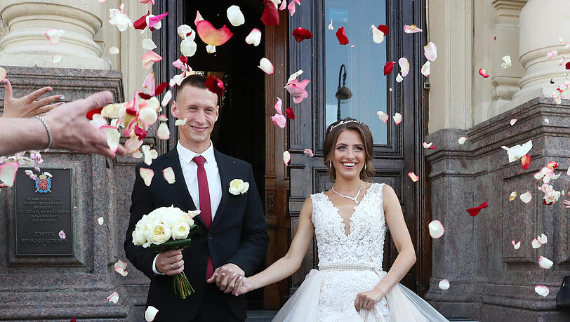 Am heutigen 22.02.2022 werden viele Paare heiraten - dabei ist es wichtig, dass sie miteinander kommunizieren, sagt Numerologin Sabine Passlack. (Symbolbild)