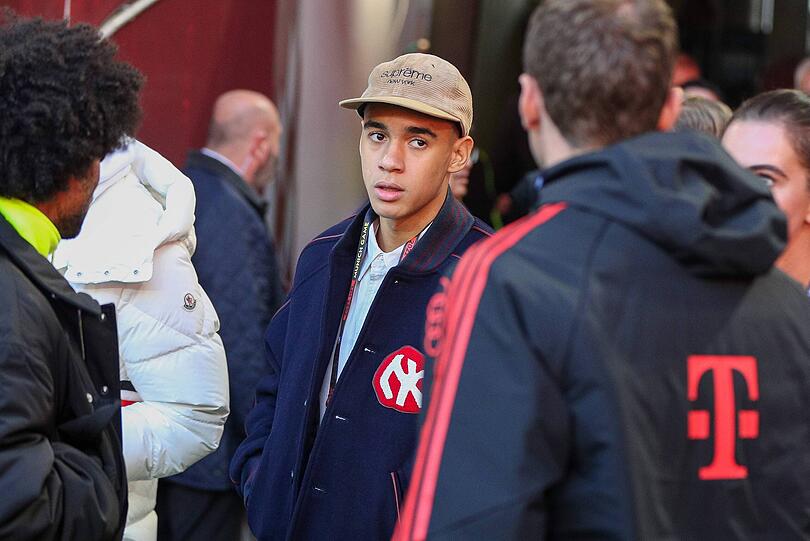 Das Mega-Event in ihrem eigenen Wohnzimmer ließen sich auch zahlreiche Bayern-Stars nicht entgehen. Hier Jamal Musiala mit Thomas Müller und Serge Gnabry