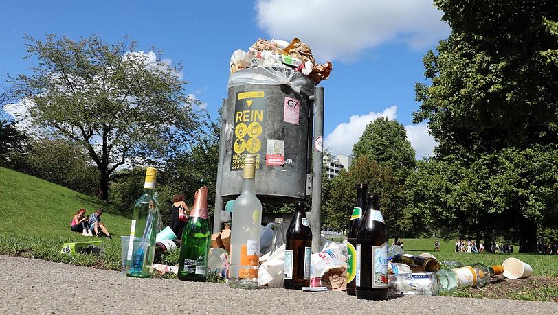 Das Runde muss ins Runde: Diese Flaschen haben es nicht einmal in den Mülleimer im Olympiapark geschafft, geschweige denn in einen Rückgabe-Automaten. Ob ein höheres Flaschenpfand auch größerer Anreiz für eine Rückgabe gewesen wäre? Das wird derzeit heiß diskutiert.