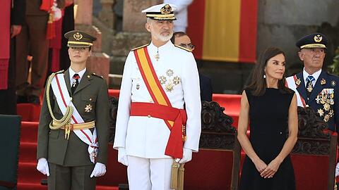Prinzessin Leonor (l.) mit Papa, König Felipe, und Mama, Königin Letizia, bei ihrem künftigen Marinestützpunkt.