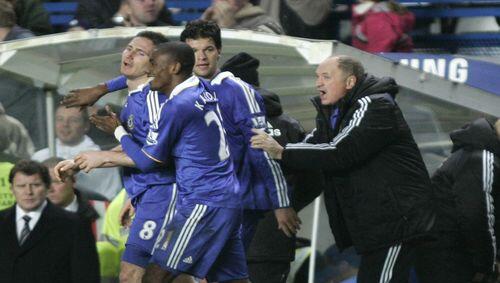 Die Chelsea-Stars (vo. li.) Frank Lampard, Michael Ballack und Salomon Kalou jublen zusammen mit Trainer Scolari über den Siegtreffer zum 2:1 gegen Stoke City. Ballack hatte Lampards Schuss noch mit dem Rücken abgefälscht. Die Chelsea-Stars (vo. li.) Frank Lampard, Michael Ballack und Salomon Kalou jublen zusammen mit Trainer Scolari über den Siegtreffer zum 2:1 gegen Stoke City. Ballack hatte Lampards Schuss noch mit dem Rücken abgefälscht.