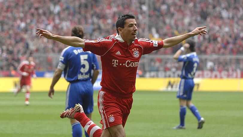 So kennen die Fans ihn noch: Roy Makaay mit seinem typischen Torjubel im Trikot des FC Bayern.