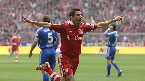 So kennen die Fans ihn noch: Roy Makaay mit seinem typischen Torjubel im Trikot des FC Bayern.