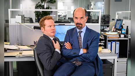 Bernd Stromberg (Christoph Maria Herbst, r.) geht auch 20 Jahre nach dem Serienauftakt noch allen auf den Geist.