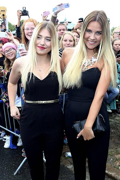 Bianca Heinicke (l.) fr&uuml;her: An der Seite von YouTube-Kollegin "Dagi Bee" posiert sie 2015 auf dem roten Teppich.