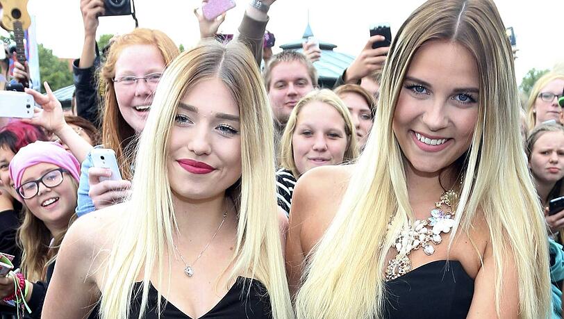 Bianca Heinicke (l.) fr&uuml;her: An der Seite von YouTube-Kollegin "Dagi Bee" posiert sie 2015 auf dem roten Teppich.