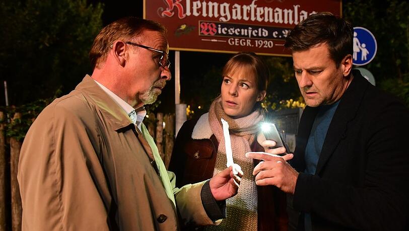 "M&uuml;nchen Mord: Das Kamel und die Blume": Ludwig Schaller (Alexander Held, l.) fragt Angelika Flierl (Bernadette Heerwagen) und Harald Neuhauser (Marcus Mittermeier), ob sie eine handschriftliche Nachricht an die H&uuml;ttenbesitzer entziffern k&ouml;nnen.