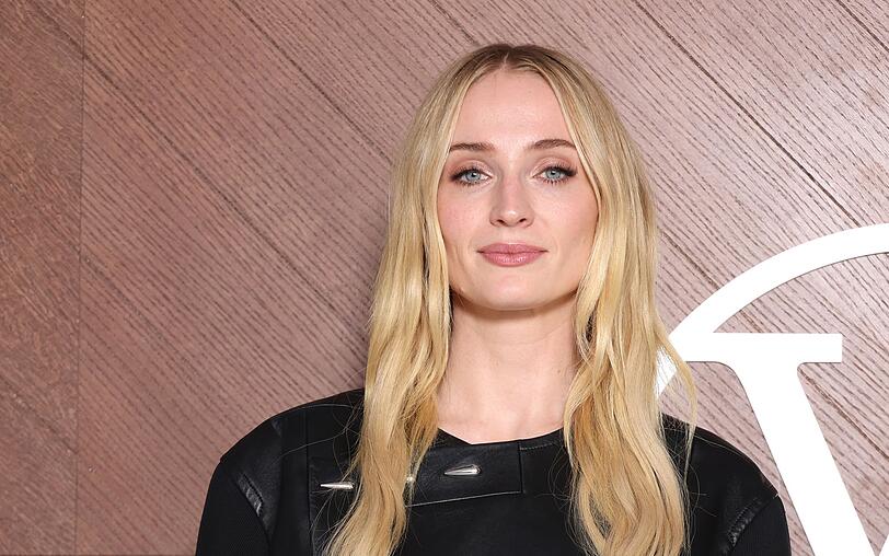 Dar&uuml;ber hinaus entsteht derzeit eine "Tomb Raider"-Serie mit "Game of Thrones"- und "X-Men"-Star Sophie Turner in der Hauptrolle. Als Drehbuchautorin und ausf&uuml;hrende Produzentin fungiert Phoebe Waller-Bridge ("Fleabag"). Aufgrund einer Verletzung von Turner und Problemen bei der Produktion d&uuml;rfte aber erst 2027 mit einem Start zu rechnen sein.
