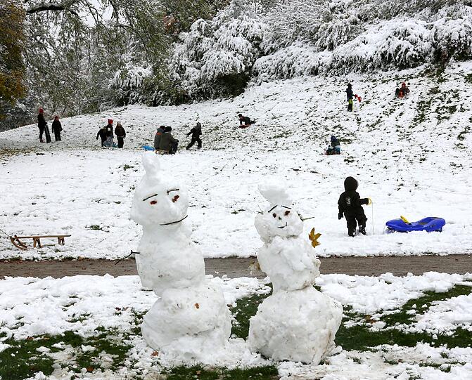 Schneemann-Bauen im Englischen Garten: So nutzen die Münchner den ersten Schnee-Sonntag des Jahres.