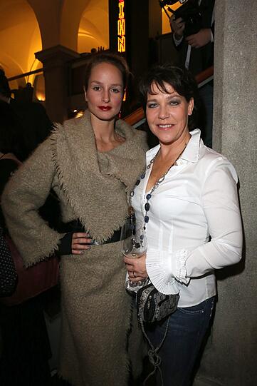 Lara Joy Körner und Janina Hartwig