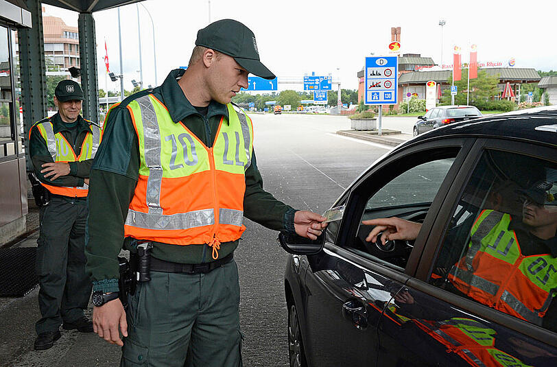 Zöllner kontrollieren in Weil am Rhein ein Fahrzeug. In Lindau flog jetzt ein Schmuggler auf, der 90.000 Franken in der Unterhose hatte.