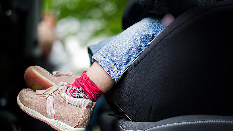 Der Kindersitz rettete dem Kind das Leben. Es vergingen wohl rund 14 Stunden bis das schwer verletzte Mädchen gefunden wurde - für die Mutter kam jede Hilfe zu spät. (Symbolbild) Der Kindersitz rettete dem Kind das Leben. Es vergingen wohl rund 14 Stunden bis das schwer verletzte Mädchen gefunden wurde - für die Mutter kam jede Hilfe zu spät. (Symbolbild)