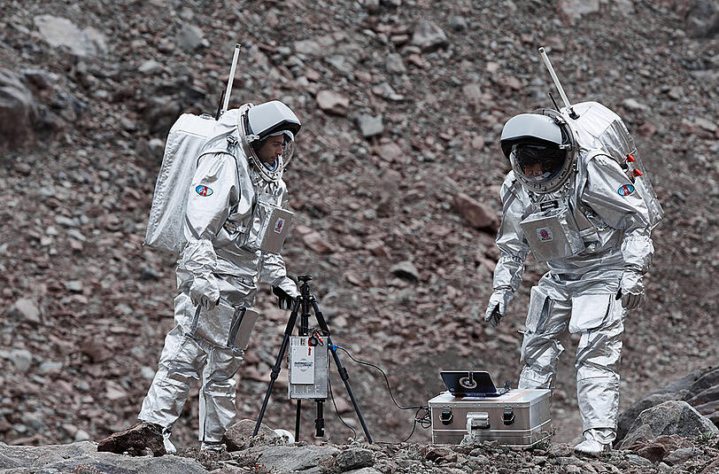 Im unwegsamen Gelände gibt es unter dickem Geröll massenhaft Eis - wie auf dem Roten Planeten.