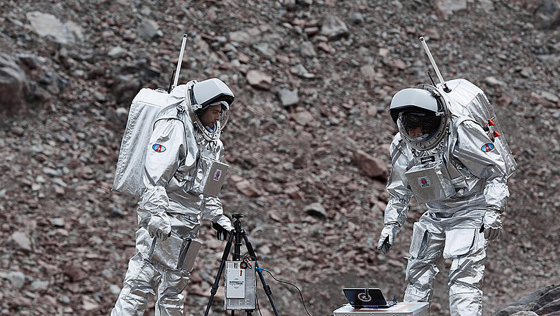 Im unwegsamen Gelände gibt es unter dickem Geröll massenhaft Eis - wie auf dem Roten Planeten.