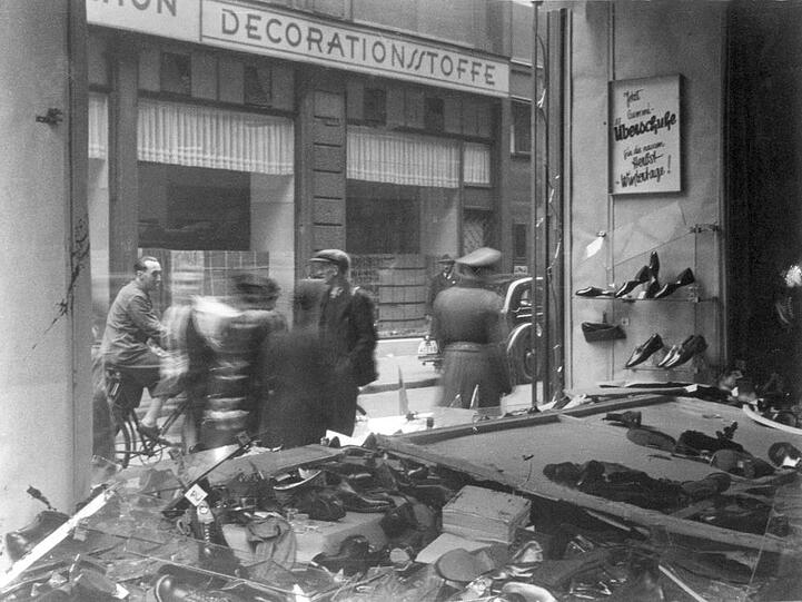 Ein zerstörtes Schuhgeschäft in der Innenstadt.