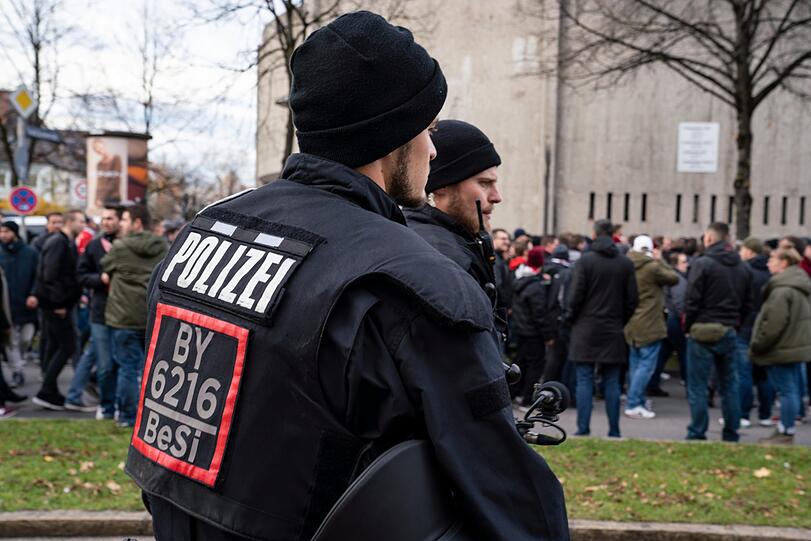 Die Fans des FC Bayern versammelten sich am Vormittag am Sendlinger Tor und reisten von dort aus weiter zum Wettersteinplatz.