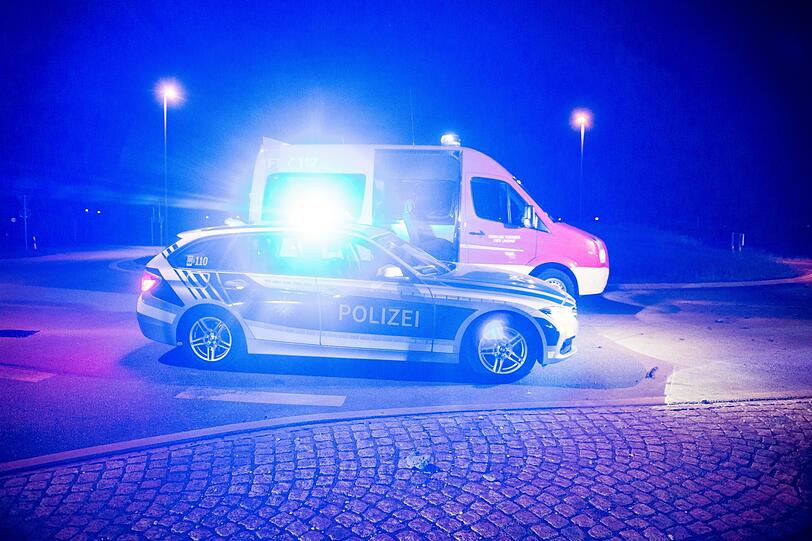 Auf seiner Flucht rammte der Fahrer einen Streifenwagen. (Symbolbild)
