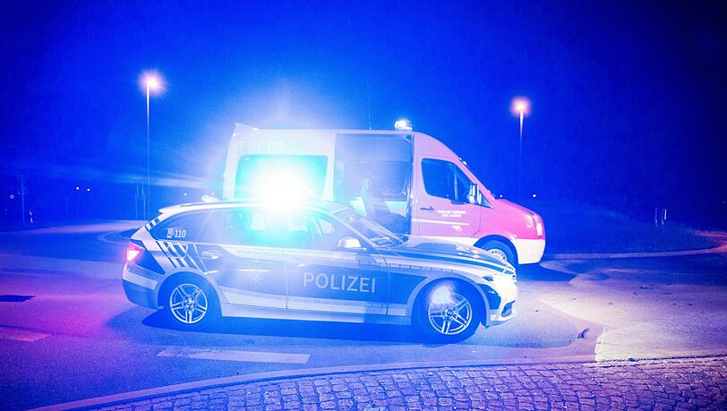 Auf seiner Flucht rammte der Fahrer einen Streifenwagen. (Symbolbild) Auf seiner Flucht rammte der Fahrer einen Streifenwagen. (Symbolbild)
