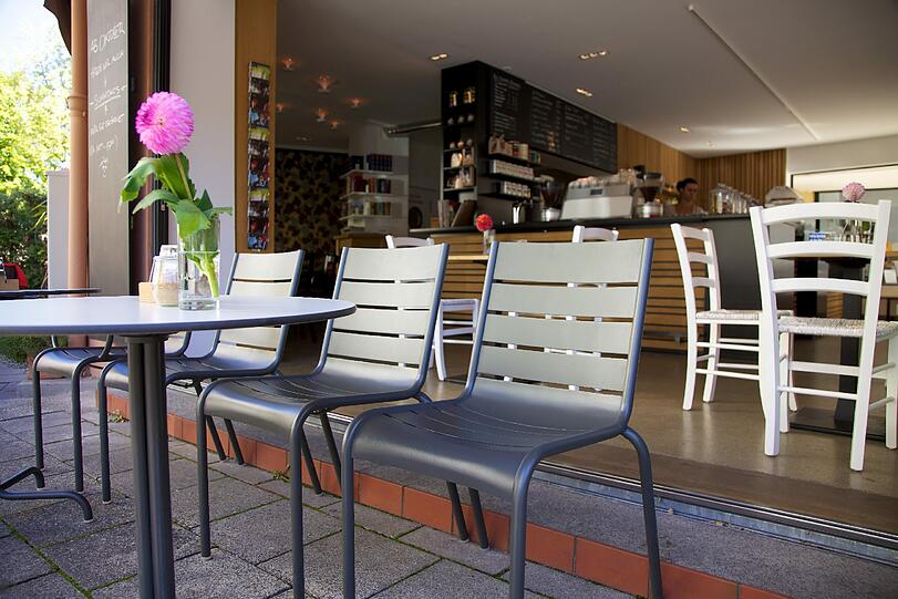Draußen sitzen, Sonne genießen, Leute gucken, Kaffeekultur genießen. Typisch delmocca.