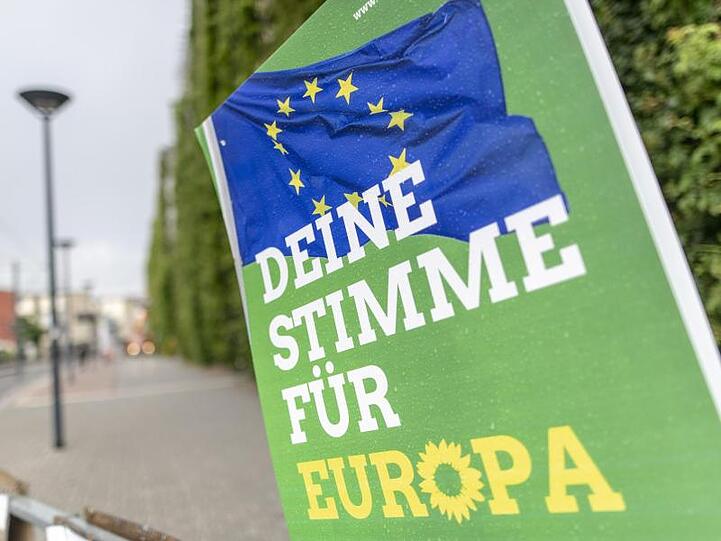 Die Grünen haben laut einer Umfrage zur Bundestagswahl die Union von Platz eins verdrängt.