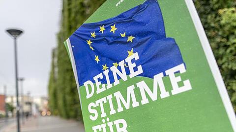 Die Grünen haben laut einer Umfrage zur Bundestagswahl die Union von Platz eins verdrängt.